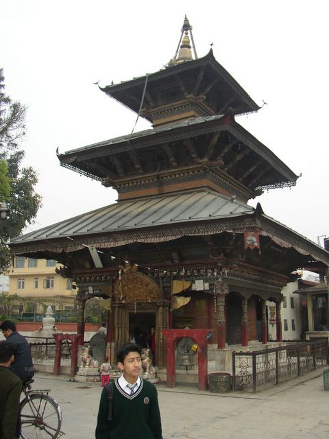 Tempelgebäude mit landestypischer Dachform