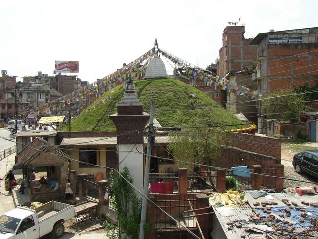 Eine grasbewachsene Stupa